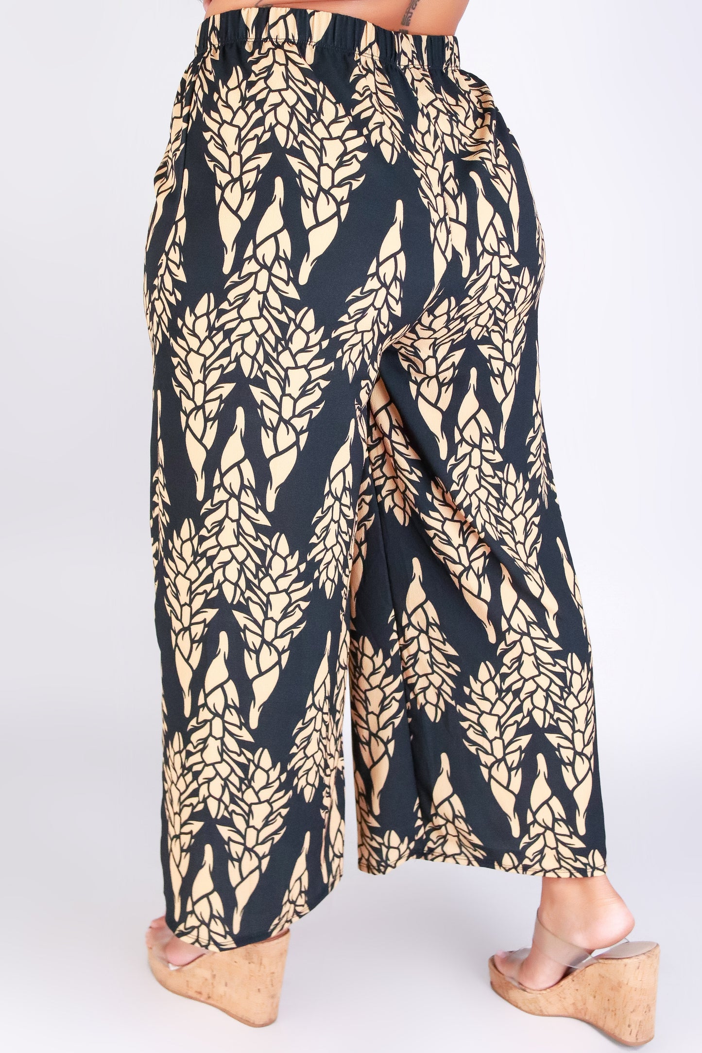 Jeans Warehouse Hawaii - PLUS PRINT WOVEN CAPRI'S - GINGER CAPRI'S | By LUZ