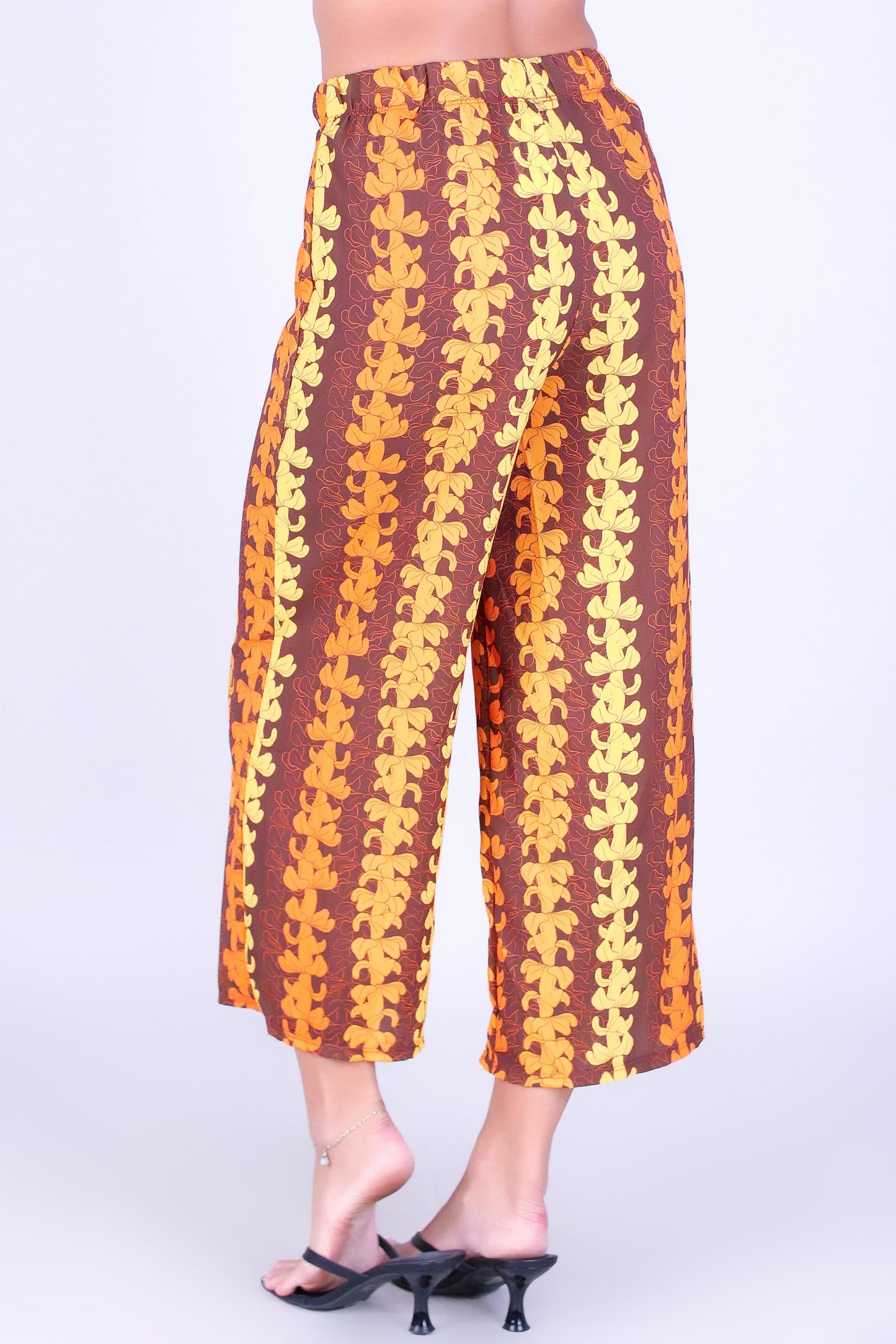 PUAKENIKENI OUTLINE CAPRI'S