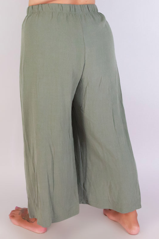 Jeans Warehouse Hawaii - PLUS PLUS WOVEN CASUAL CAPRIS - CITY BREEZE CAPRI PANTS | By ZENOBIA