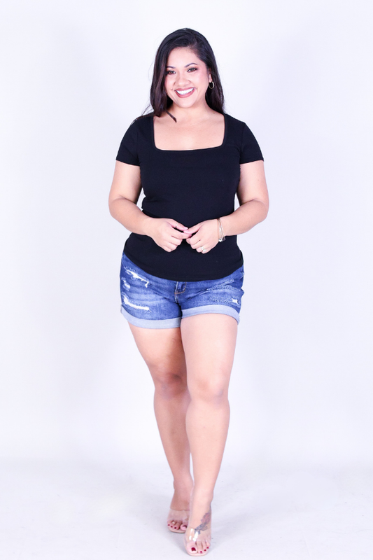 PRETTY ESSENTIAL TEE