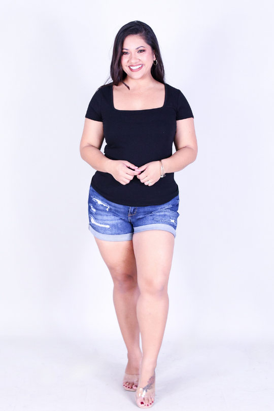 PRETTY ESSENTIAL TEE