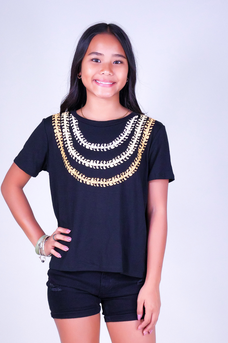 PUAKENIKENI 3 STRAND LEI TEE | KIDS SIZE 7-16