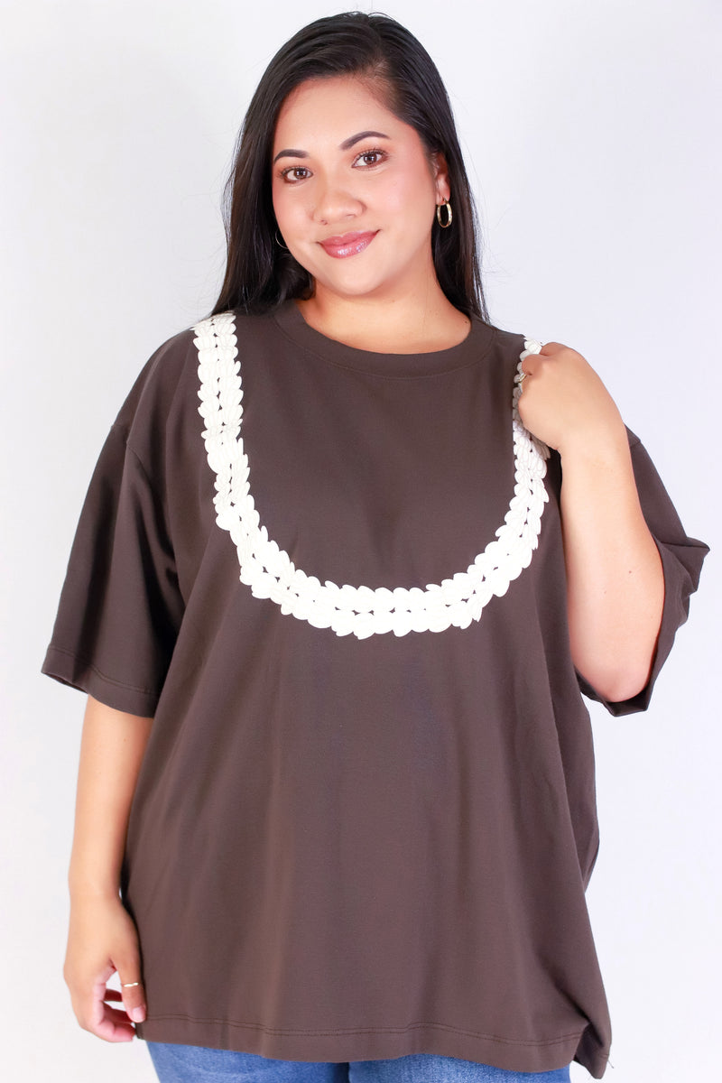 Jeans Warehouse Hawaii - PLUS S/S SCREENS - PIKAKE LEI TEE | By ROCK & ROSE BY CHERIE