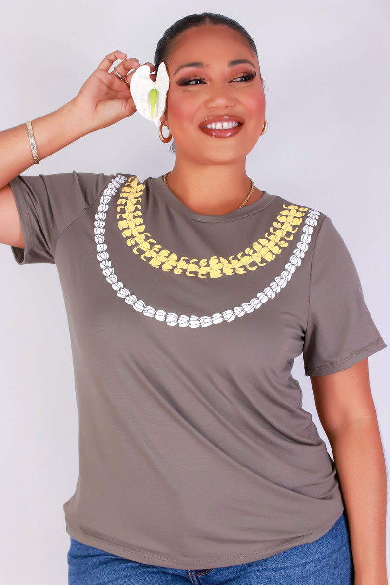 Jeans Warehouse Hawaii - PLUS S/S SCREENS - PUAKENIKENI PIKAKE NA LEI TEE | By LUZ