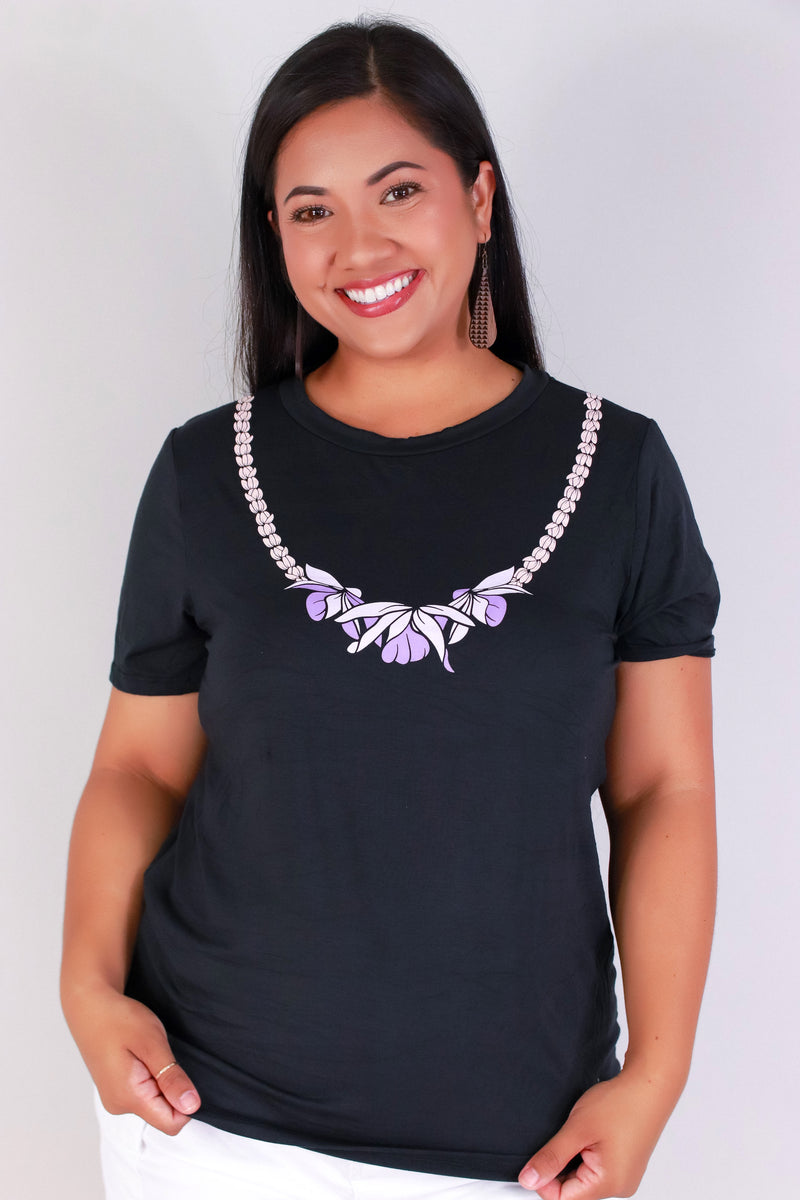 Jeans Warehouse Hawaii - PLUS S/S SCREENS - HONOHONO LEI TEE | By LUZ