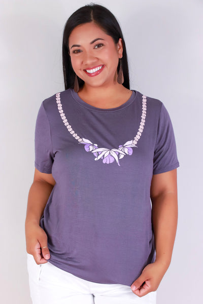 Jeans Warehouse Hawaii - PLUS S/S SCREENS - HONOHONO LEI TEE | By LUZ