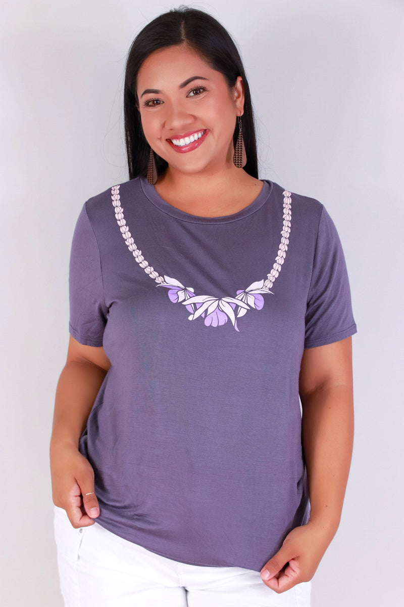 Jeans Warehouse Hawaii - PLUS S/S SCREENS - HONOHONO LEI TEE | By LUZ