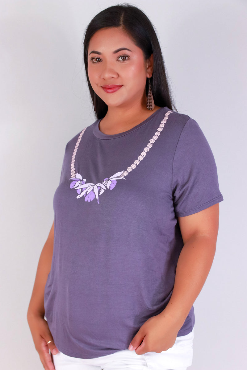 Jeans Warehouse Hawaii - PLUS S/S SCREENS - HONOHONO LEI TEE | By LUZ