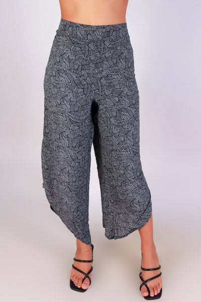 Jeans Warehouse Hawaii - PRINT WOVEN PANTS - SUNSET STROLL CAPRI'S | By YMI JEANS