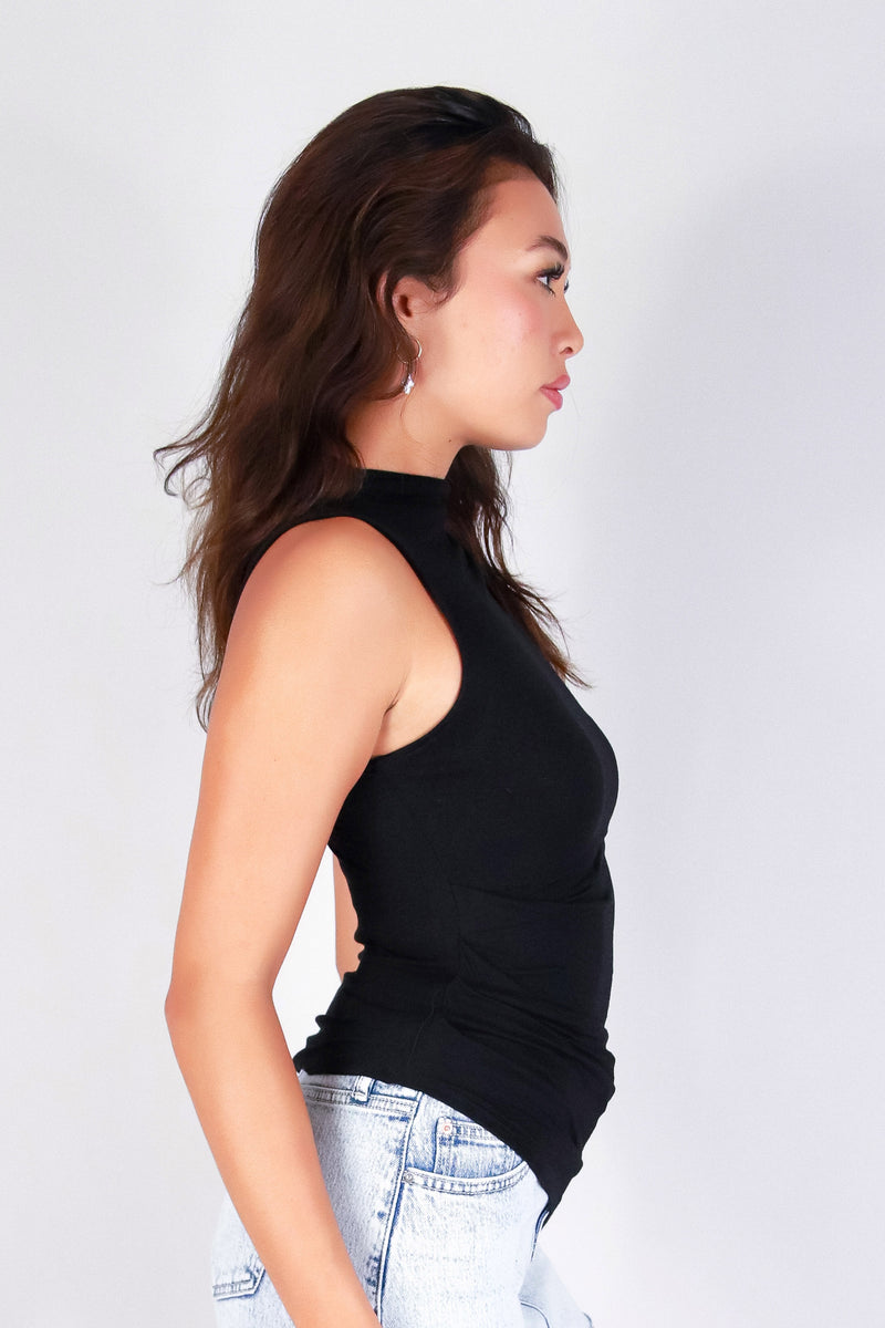 TWIST OF ELEGANCE TOP