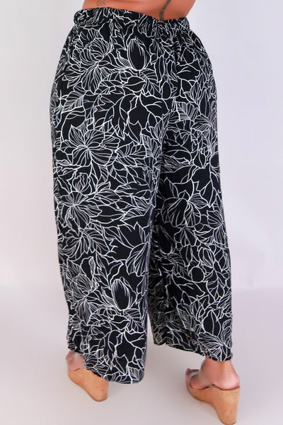 Jeans Warehouse Hawaii - PLUS PRINT WOVEN CAPRI'S - WILDFLOWER WAVES CAPRI PANTS | By ZENOBIA