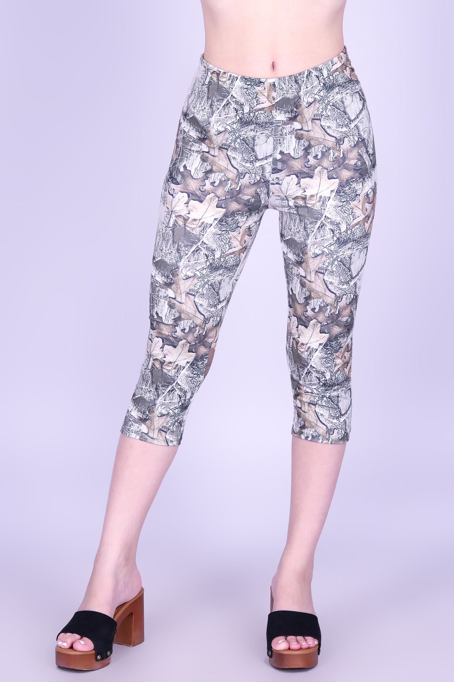 WEEKEND ESCAPE HUNTING CAMO CAPRI LEGGINGS