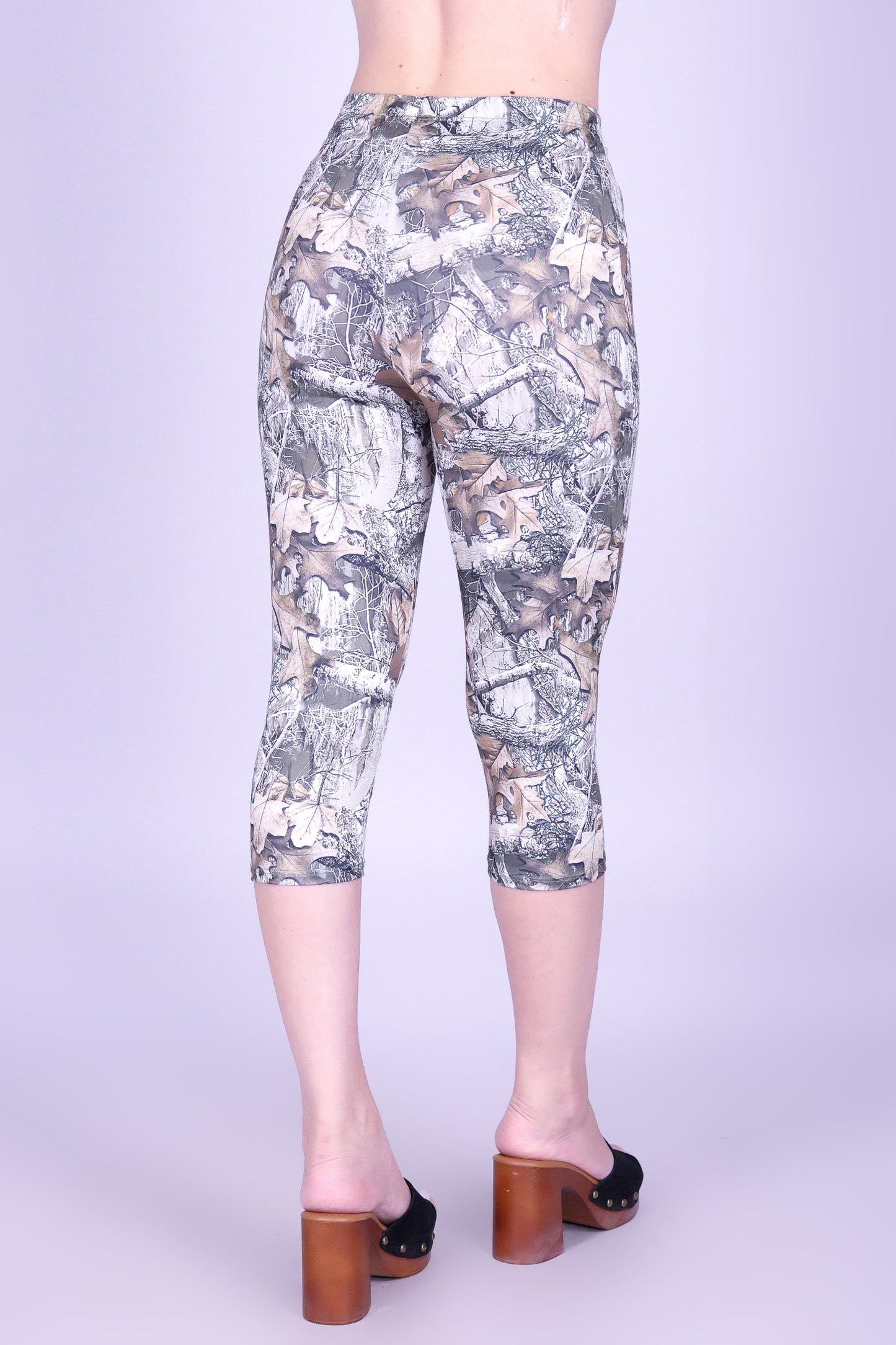 WEEKEND ESCAPE HUNTING CAMO CAPRI LEGGINGS