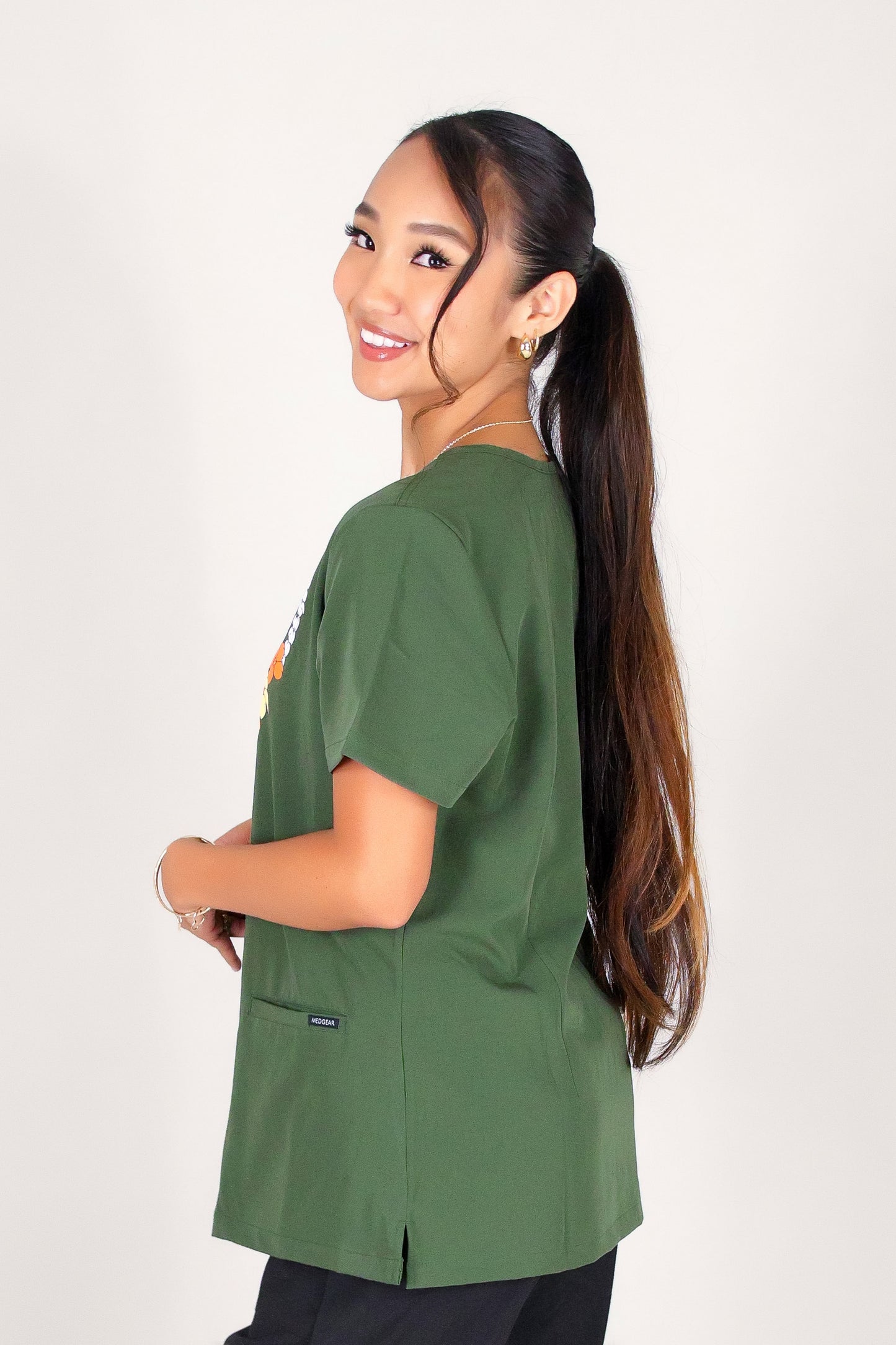 PIKAKE PUAKENIKENI SCRUB TOP