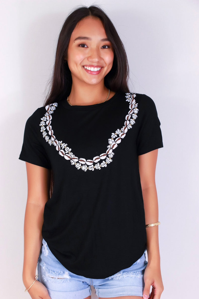 Jeans Warehouse Hawaii - S/S SCREEN - SHELL CROWN FLOWER LEI TEE | By LUZ