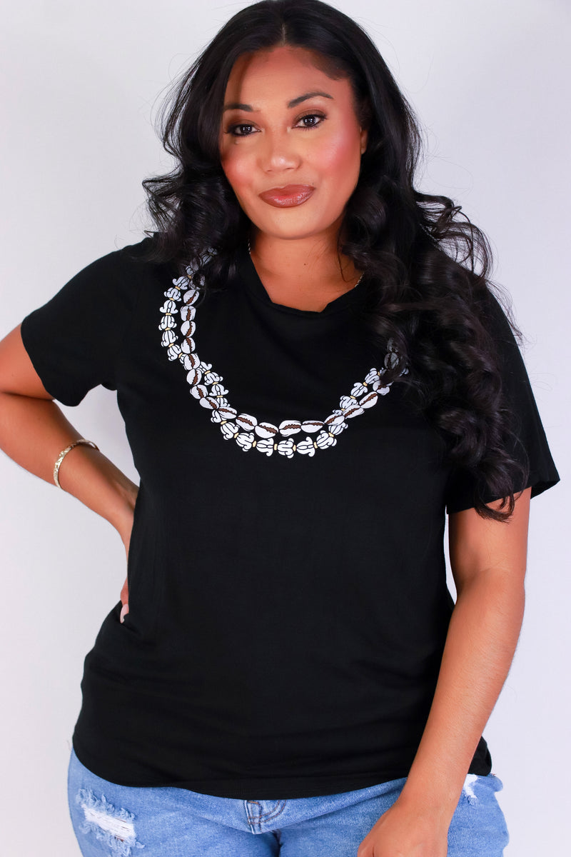 Jeans Warehouse Hawaii - PLUS S/S SCREENS - SHELL CROWN FLOWER LEI TEE | By LUZ