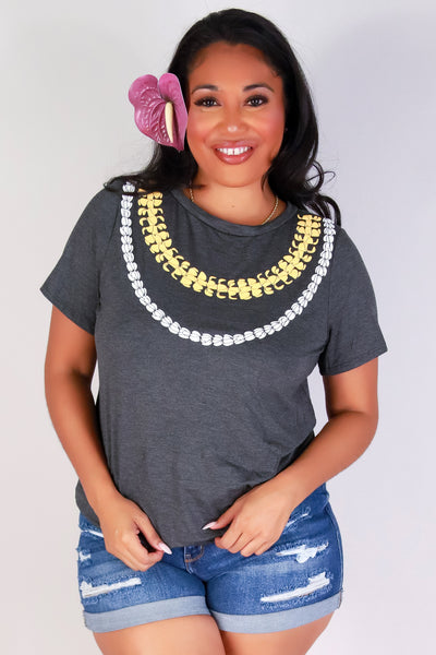 Jeans Warehouse Hawaii - PLUS S/S SCREENS - PUAKENIKENI PIKAKE NA LEI TEE | By LUZ