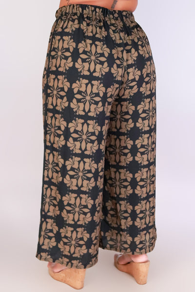 Jeans Warehouse Hawaii - PLUS PRINT WOVEN CAPRI'S - HIBISCUS QUILT CAPRI'S | By LUZ