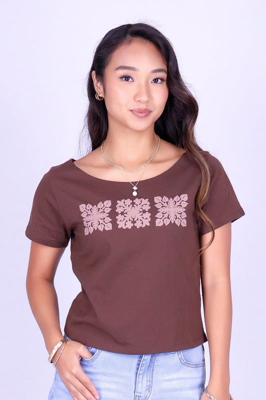 QUILT OFF SHOULDER CROP TEE
