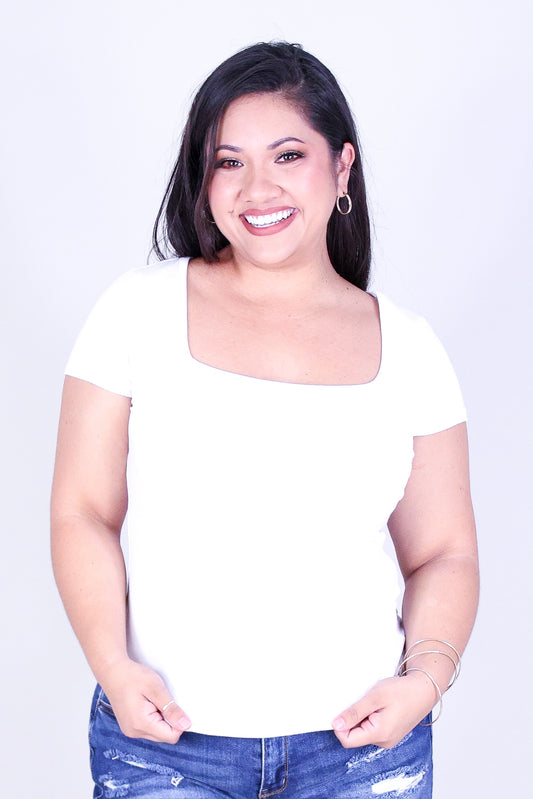 PRETTY ESSENTIAL TEE