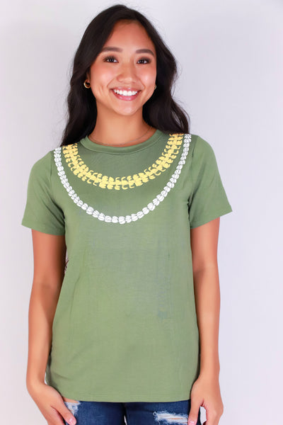 Jeans Warehouse Hawaii - S/S SCREEN - PUAKENIKENI PIKAKE NA LEI TEE | By LUZ