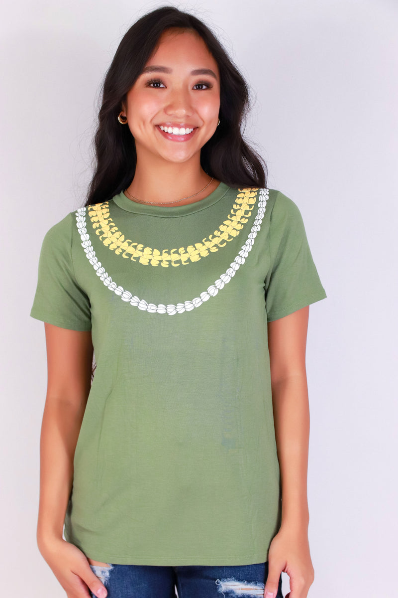 Jeans Warehouse Hawaii - S/S SCREEN - PUAKENIKENI PIKAKE NA LEI TEE | By LUZ