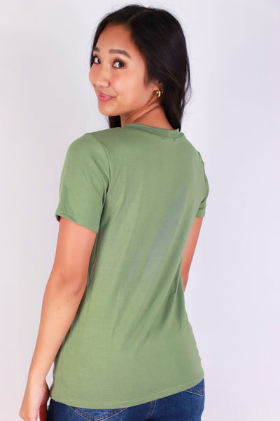 Jeans Warehouse Hawaii - S/S SCREEN - PUAKENIKENI PIKAKE NA LEI TEE | By LUZ