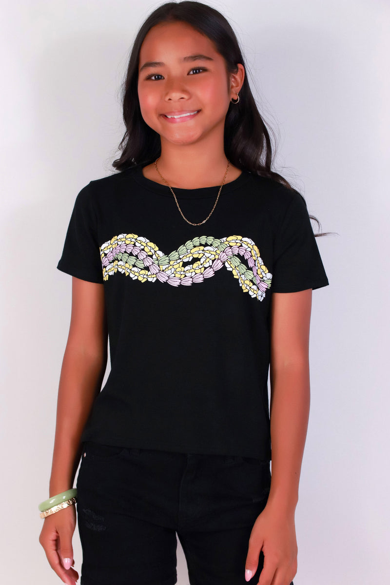 Jeans Warehouse Hawaii - S/S PRINT 7-16 - INTERTWINED NA LEI TEE | KIDS SIZE 7-16 | By LUZ