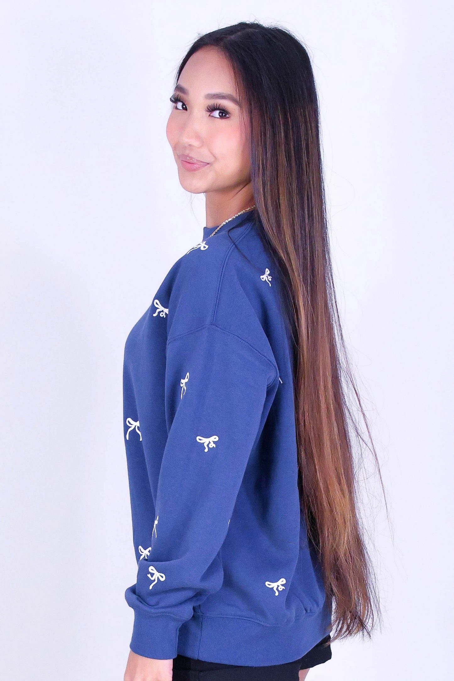 BOW EMBROIDERED CREW SWEATER