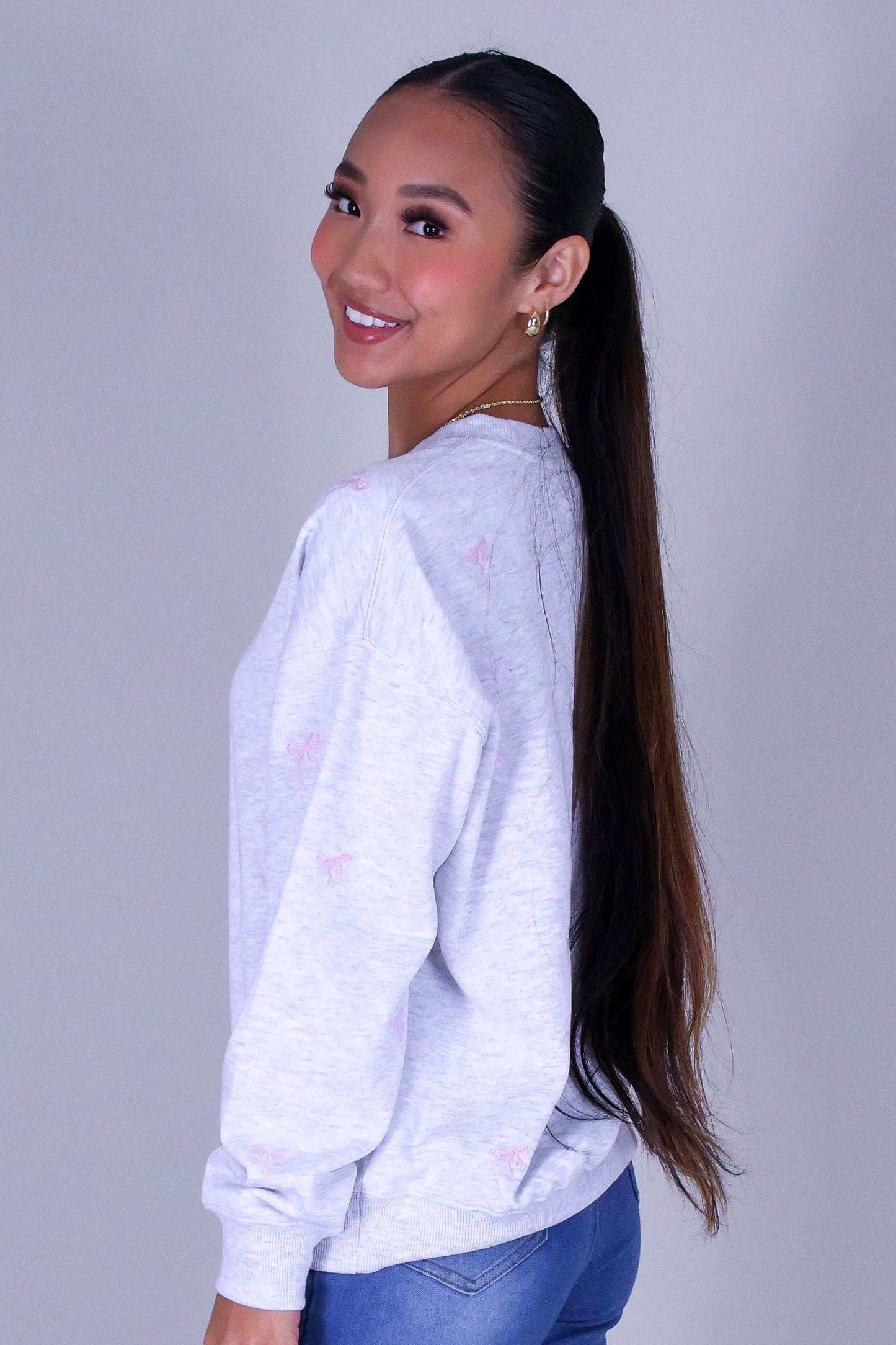 BOW EMBROIDERED CREW SWEATER