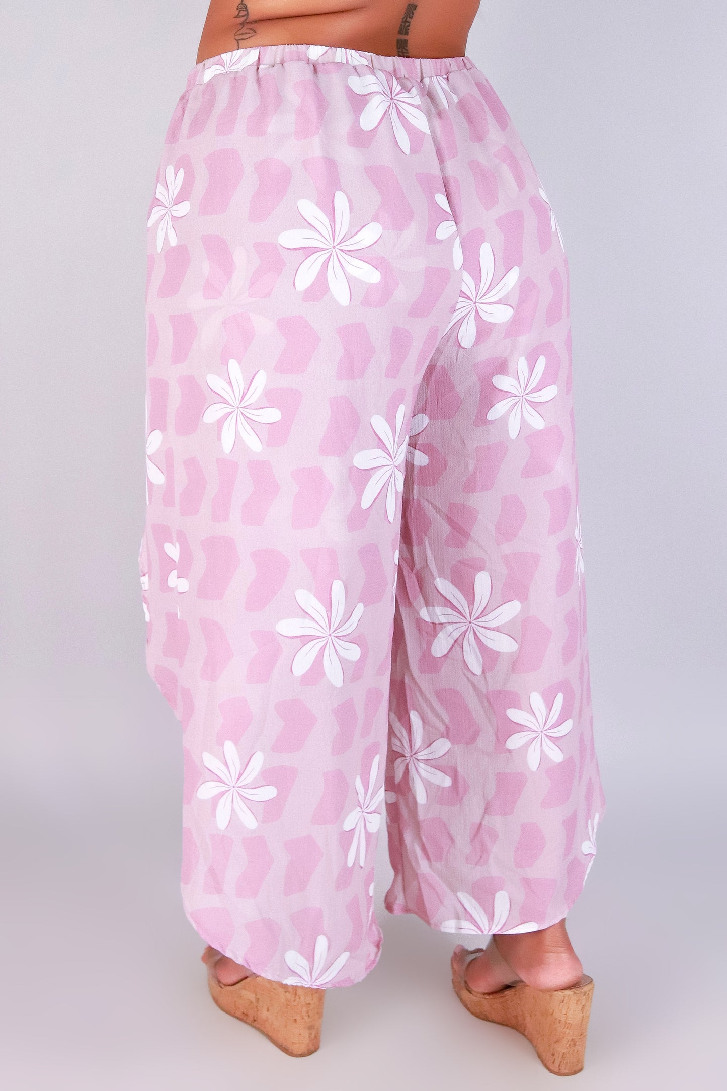 Jeans Warehouse Hawaii - PLUS PRINT WOVEN CAPRI'S - TIARE SHELL CAPRI'S | By LUZ