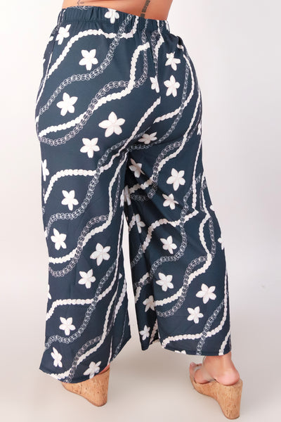 Jeans Warehouse Hawaii - PLUS PRINT WOVEN CAPRI'S - PIKAKE PLUMERIA CAPRI PANTS | By LUZ