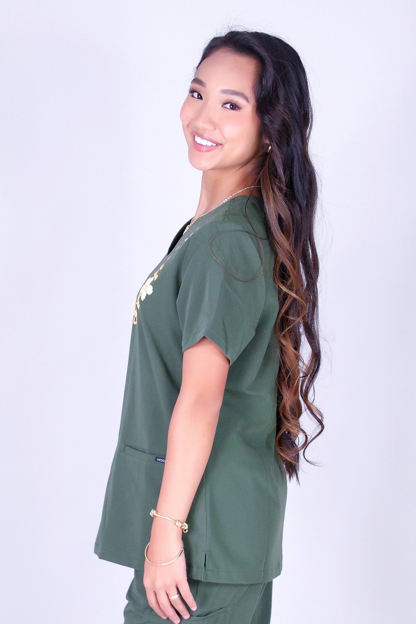 PUAKENIKENI SCRUB TOP